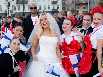 Hat sich diese Braut etwa verirrt? Nein, denn Krista Siegfrids tritt für Finnland an und hat zumindest mit dem Outfit schon mal 12 Punkte inne. Der Name ihres Songs lautet: "Marry Me"