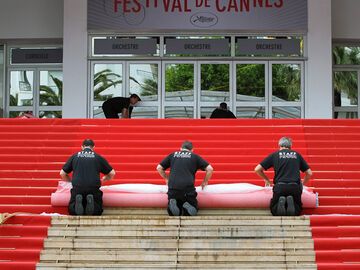 Am Mittwoch, 15. Mai, starteten die berühmten Filmfestspiele in Cannes zum 66. Mal. Kurz bevor die ersten Promi anreisten, wurde noch schnell der wichtige Red Carpet ausgerollt