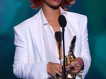 In unschuldigem Weiß zeigte sich Rihanna bei ihrer Dankesrede