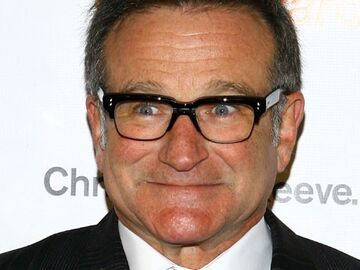 Robin Williams mit Brille bei einer Filmpremiere