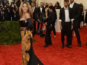 Beyoncé Knowles unterbrach ihre Tour um in New York zu sein. Ihr Kleid ist übrigens von
