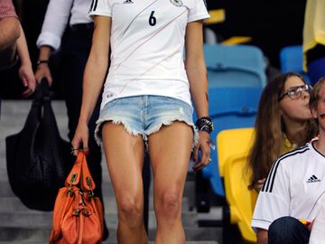 Wow! GNTM-Gewinnerin Lena Gercke ist die hübsche Verlobte von Fußballer Sami Khedira. Zum ersten Spiel gegen Portugal geizte das Model nicht mit ihren Reizen