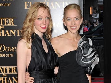 Tauchten in die kunterbunte Hollywood-Welt ihres berühmten Bruders ein: Lizzie und Victoria Pattinson