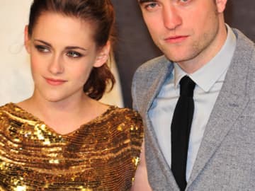 Nachdem Kristen Stewart ihren Freund Robert Pattinson mit dem Regisseur Rupert Sanders betrogen hatte, konnte der Betrogene seiner Liebsten zunächst nicht verzeihen und trennte sich. Seit Oktober sieht man die beiden "Twilight"-Stars aber wieder zusammen. Wir sind gespannt, ob diese Liebe 2013 überdauert!