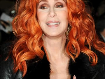Dass Cher schon immer experimentierfreudig war, ist nichts neues. Aber ob sie sich mit dieser Farbe einen Gefallen getan hat, ist fraglich