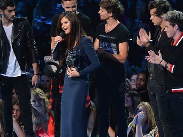 Die Jungs von One Direction bekamen einen Award überreicht - von Selena Gomez