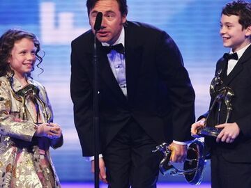 Michael "Bully" Herbig und seine kleinen Schauspieler Jonas Haemmerle und Mercedes Jadea Diaz erhalten für "Wickie und die starken Männer" den Preis als bester nationaler Film