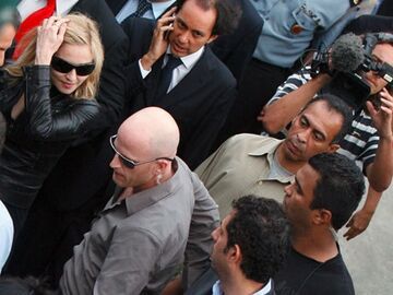 Gut bewacht: Bodyguards sollen Madonna vor aufdringlichen Fans beschützen