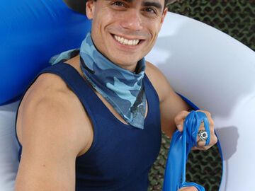 Silva Gonzalez (33): Der âHot Banditoz"-Sänger bringt einen großen Schwimmring und ein Gymnastikband mit