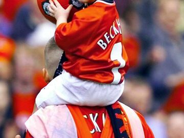 Brooklyn Beckham im zarten Alter von zwei Jahren auf den Schultern seines berühmten Papis David Beckham