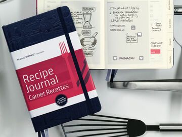 Für Hobbyköche - und Jhiyeon, unsere Bookerin: "Dieses <a title="http://www.moleskine.com/catalogue/passions/recipe_journal/recipe_journal.php" href="http://www.moleskine.com/catalogue/passions/recipe_journal/recipe_journal.php" target="_blank">Kochbuch</a> ist genau das Richtige für mich! Weil ich kochen liebe und mir manchmal die schönsten Rezepte nicht mehr einfallen."