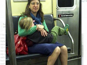 Für dieses Foto gab es harsche Kritik: 2011 stillte Mayim Bialik ihren dreijährigen Sohn in einer New Yorker U-Bahn