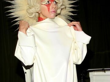 Kunstblut und Heiligenschein: Lady GaGa provoziert ihr Publikum