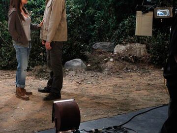 Am Set von "Two and a Half Men": Mila Kunis und Ashton Kutcher drehen eine gemeinsame Szene