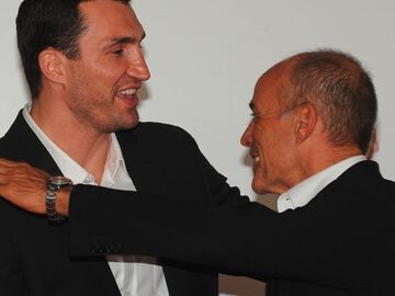 Heiner Lauterbach umarmt Wladimir Klitschko