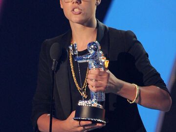 Im Streber-Look nahm Justin Bieber einen Award in der Kategorie "Bestes Video des Jahres" entgegen