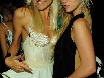 Kesha und Model Liv Nervo posieren gemeinsam