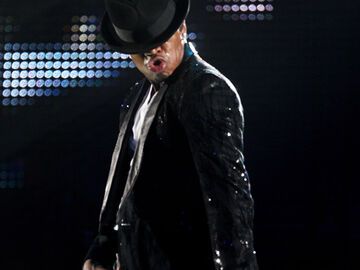 Ne-Yo in cooler Michael Jackson-Pose