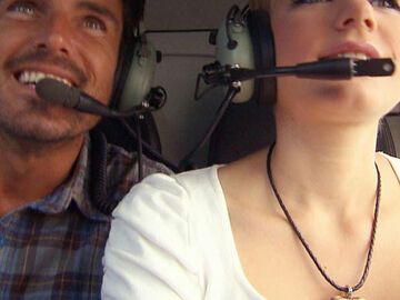 Einzeldate mit dem "Bachelor": Jan und Melanie fliegen gemeinsam mit dem Helikopter zu dem Boot, von dem aus sie sich den Haien nähern werden