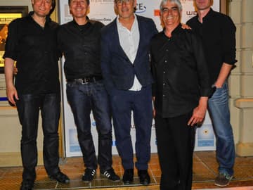 Für den guten Zweck: Moderator Reinhold Beckmann war an diesem Abend musikalisch unterwegs und heizte mit seiner Band den Gästen ein. Cool!