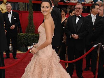 2007: Penélope Cruz: Lena ist begeistert: âSie sieht in dem Versace-Kleid wie eine richtige Holly´­wood-Ikone aus. Von der Farbe über den Schnitt bis hin zum Schmuck ist das einer der schönsten Oscar-Looks"