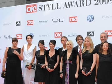 Das OK!-Team (v.l.): OK!-Anzeigenleitung Ulrike Geisert, OK!-Beauty-Leitung Frie Kicherer, stv. Verlagsleiterin der Mediengruppe Klambt Silke Oman, Verlagsleiterin der Mediengruppe Klambt Nicole Oefler, OK!-Chefredakteur Klaus Dahm, OK!-Chefredakteurin Alex Siemen, Geschäftsführer der Mediengruppe Klambt Kay Labinsky, stv. OK!-Chefredakteurin Ilka Peemöller, Geschäftsführer Sales der Mediengruppe Klambt Martin Fischer und OK!-People-Leitung Julia Ulbrich