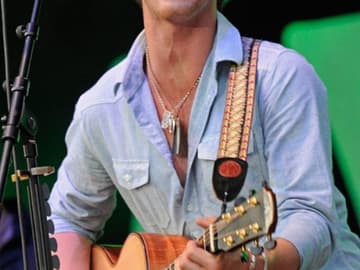 James Morrison in Action: Seine Nummer-eins-Single "Broken Strings" sang er zusammen mit einer Backgroundtänzerin