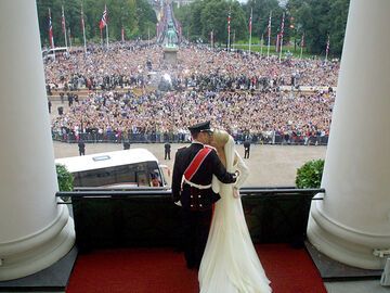 Der erste Kuss in aller Öffentlichkeit! Tausende Menschen warteten auf diesen einen Moment vor dem Osloer Dom