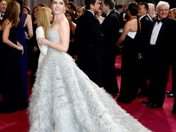 Und der Best-dressed-Oscar goes to... Amy Adams! Wie eine Fee´ schwebte sie über den Roten Teppich. Die silbergraue Robe von Oscar de la Renta mit dem opulenten Tüllrock steht ihr hervorragend