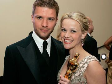 2006: Reese ´­Witherspoon´ & Ryan ´­Phillippe: Sein Stern sank, sie löste sich vom âNatürlich blond"-Image und gewann den Oscar für âWalk the Line". Ob Neid die Probleme verschärfte? âEin Jahr später haben sich Reese und Ryan jedenfalls getrennt", fasst ´­Ludowig zusammen