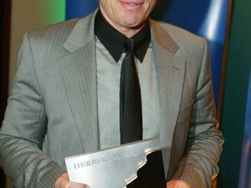 Oliver Kahn mit seinem Herbert-Award. Der einstige Fußball-Nationaltorhüter erhielt am Abend den Medien-Preis als "Newcomer des Jahres"