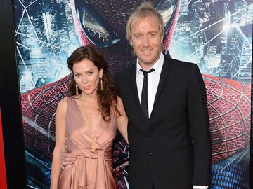 Schauspieler Rhys Ifans übernimmt in "Spider Man" die Rolle des Bösewichts "The Lizard" und brachte zur Premiere seine Partnerin Anna Friel mit