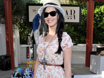 Das derzeit angesagteste Event für Promis: das Coachella Festival. Dort mischen sich Stars wie Katy Perry in Hippie-Outfits unter das Publikum und genießen die Musik. OK! hat einige Promis ausfindig gemacht