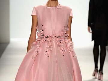 Heißbegehrtes Mannequin im Big Apple - Alisar in einem rosafarbenen Designer-Kleid