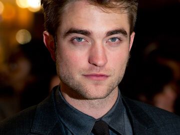 Auch Robert Pattinson wählte einen klassischen Anzug für die Premierenfeier in London. Farblich passte er perfekt zum Outfit seiner Freundin Kristen
