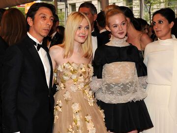 Pier Paolo Piccioli von Valentino mit den Schauspieler-Schwestern Dakota und Elle Fanning