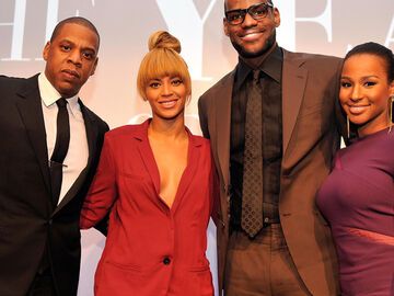 Jay-Z und Beyoncé mit Basketball-Star LeBron James mit seiner Verlobten Savannah Brinson bei einem Sportevent im Dezember 2012