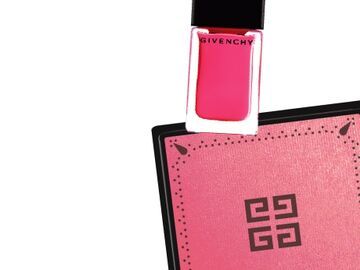 Givenchys Look of Love: 
Nagellack "Vernis Please - Nr. 61"
und Blush "Sari Glow - Nr.43" 
von Givenchy, 
ca. 16 Euro und 
ca. 39 Euro 