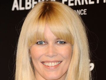 Ihre Haare sind ihr Markenzeichen: Topmodel Claudia Schiffer trägt ihre blonde Mähne häufig mit Pony