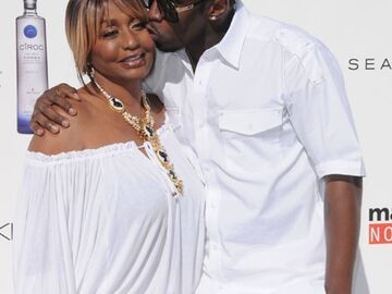 P. Diddy herzt seine Mutter Janice Combs