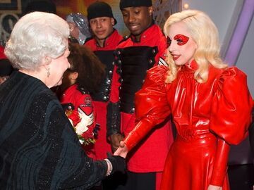 Lady GaGa präsentiert ihre guten Manieren. Sie gibt der britischen Königin artig die Hand