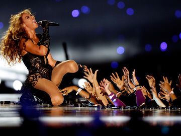 Keine Berührungsängste: bei ihrem Song "Halo" kniete sich Beyoncé runter zu ihren Fans