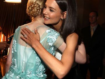 Elle Fanning gratulierte Katie Holmes zu ihrem Award. Tom Cruise' Frau wurde zum "Women In Film Max Mara 'Face of the Future' 2011" gekürt