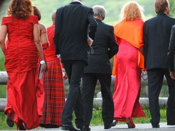 Motto & Dresscode: Die Damen tragen Rot, die Herren Smoking