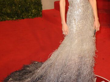 2011: Hilary Swank: âDas Gucci-Kleid erinnert mich an den Abräumer-Film ,Black Swanâ", findet Lena