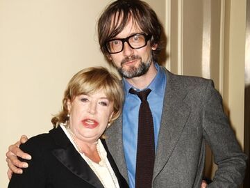 Sänger Jarvis Cocker umarmt Marianne Faithfull