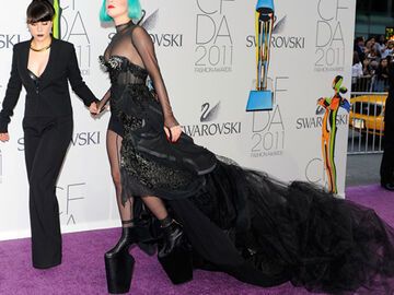 Gut, dass Gaga Unterstützung hatte - ihre Schleppe und ihre Stiefel waren schwer zu steuern