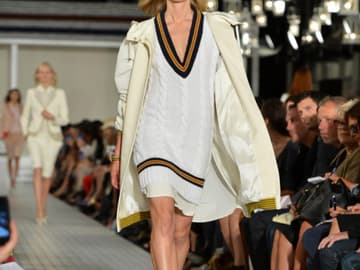 Der amerikanische Designstar Tommy Hilfiger ist bekannt für seine sportlichen Entwürfe. Seine gestrickten Pulli-Kleider erinnern an Tennis-Kostüme.