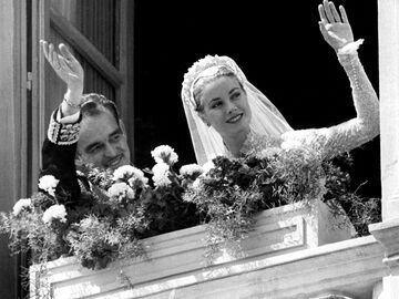 Der erste Auftritt als Ehepaar: Grace Kelly und Fürst Rainier brachen noch am selben Tag zu einer siebenwöchigen Hochzeitsreise im Mittelmeer an Bord der fürstlichen Yacht auf