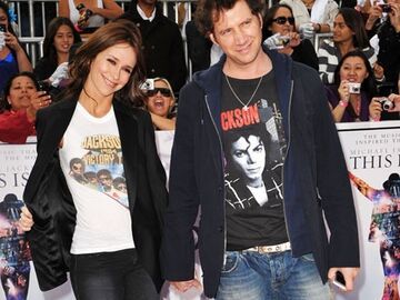 Jennifer Love Hewitt und ihr Freund Jamie Kennedy trugen sogar beide ein Michael Jackson-Shirt 